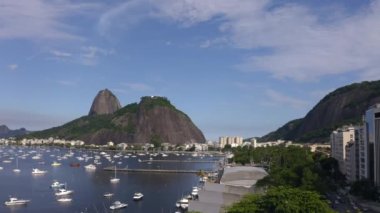 Deniz, tekne ve dağların görüntüleri. Şekerleme Dağı. Rio de Janeiro, Brezilya.