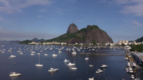 Πλάνα Από Θάλασσα Βάρκες Και Βουνά Sugarloaf Mountain Ρίο Ντε — Αρχείο Βίντεο