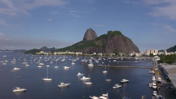 Filmación Mar Barcos Montañas Montaña Sugarloaf Río Janeiro Brasil — Vídeo de stock