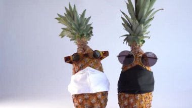 Gözlüklü ve maskeli ananas. Küresel etki kavramı COVID-19.