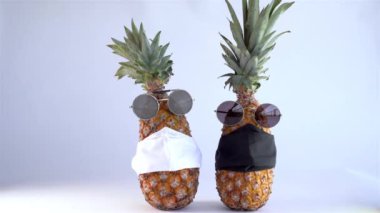 Gözlüklü ve maskeli ananas. Küresel etki kavramı COVID-19.