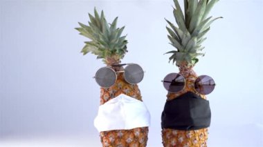 Gözlüklü ve maskeli ananas. Küresel etki kavramı COVID-19.