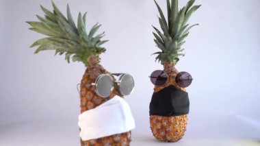 Gözlüklü ve maskeli ananas. Küresel etki kavramı COVID-19.