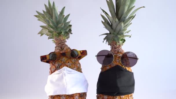有眼镜和面具的菠萝 全球影响概念Covid — 图库视频影像