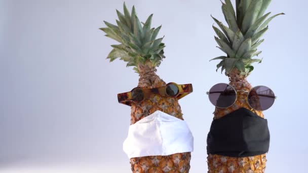 Ananas Okularach Masce Koncepcja Wpływu Globalnego Covid — Wideo stockowe