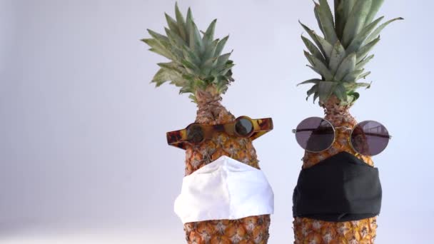 Ananas Mit Brille Und Maske Globales Wirkungskonzept Covid — Stockvideo
