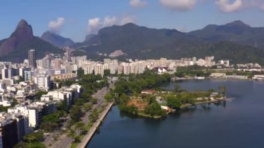 Rio de Janeiro şehri, Brezilya. Rio de Janeiro 'nun havadan görünüşü, Leblon bölgesi. 1929 'dan beri Rodrigo de Freitas lagünündeki Clube dos Caiaras.