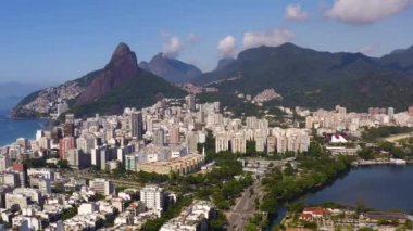 Rio de Janeiro şehri, Brezilya. Rio de Janeiro 'nun havadan görünüşü, Leblon bölgesi. 1929 'dan beri Rodrigo de Freitas lagünündeki Clube dos Caiaras.