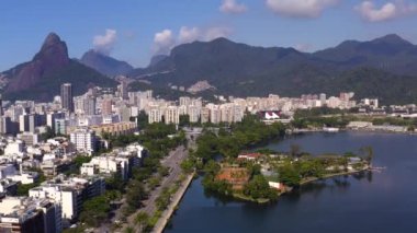 Rio de Janeiro şehri, Brezilya. Rio de Janeiro 'nun havadan görünüşü, Leblon bölgesi. 1929 'dan beri Rodrigo de Freitas lagünündeki Clube dos Caiaras.