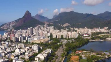 Rio de Janeiro şehri, Brezilya. Rio de Janeiro 'nun havadan görünüşü, Leblon bölgesi. 1929 'dan beri Rodrigo de Freitas lagünündeki Clube dos Caiaras.