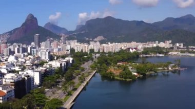 Rio de Janeiro şehri, Brezilya. Rio de Janeiro 'nun havadan görünüşü, Leblon bölgesi. 1929 'dan beri Rodrigo de Freitas lagünündeki Clube dos Caiaras.