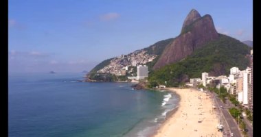 Rio de Janeiro 'da. Brezilya, Leblon Sahili. Arka planda iki Birader Tepesi var.