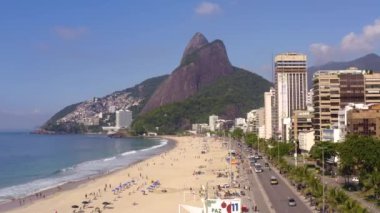 Rio de Janeiro 'da. Brezilya, Leblon Beach, Two Brother Hill arka planda..