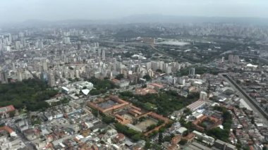 Büyük şehrin havadan görünüşü. Luz Mahallesi, Sao Paulo, Brezilya. Güney Amerika. 