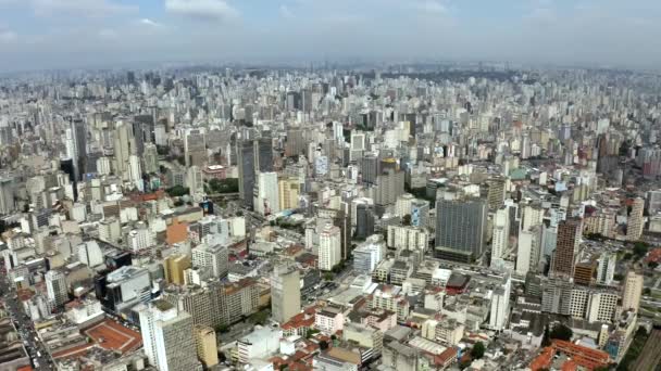 大都市の人口過剰 多くの家や建物が密集した住宅地の空中 ブラジルのサンパウロだ — ストック動画