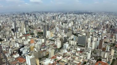 Metropolün aşırı nüfusu. Birçok ev ve binanın bulunduğu yoğun bir yerleşim alanının havası. Paulo, Brezilya. Güney Amerika.