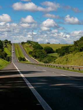 Çift yönlü otoyol. Profesör Joao Hipolito Martins Highway, SP-209, Botucatu şehri, Sao Paulo eyaleti, Brezilya.