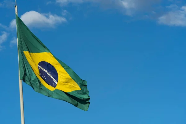 ブラジルの国旗 ブラジルの旗が風に吹かれて — ストック写真