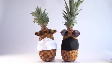 Komik meyveler. Gözlüklü ve maskeli ananas. Covid-19 konsepti.