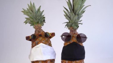 Komik meyveler. Gözlüklü ve maskeli ananas. Covid-19 konsepti.