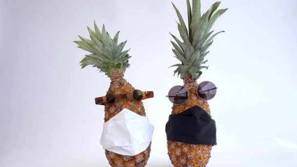 Roliga Frukter Ananas Med Glasögon Och Mask Konceptet Covid — Stockvideo