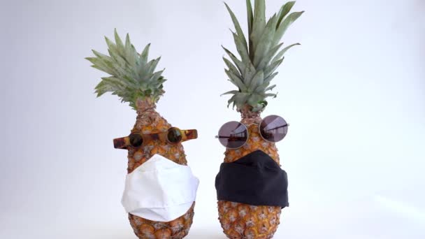 Fructe Amuzante Ananas Ochelari Mască Concept Covid — Videoclip de stoc