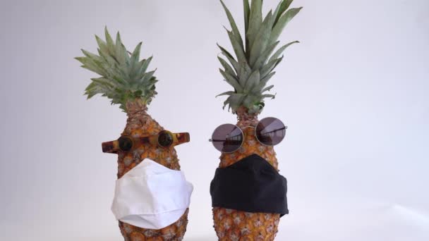 有趣的水果 有眼镜和面具的菠萝 Covid 19概念 — 图库视频影像