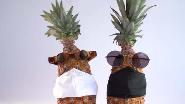 Komik Meyveler Gözlüklü Maskeli Ananas Covid Konsepti — Stok video