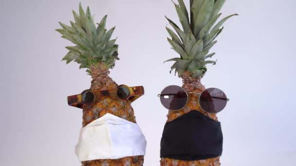 Roliga Frukter Ananas Med Glasögon Och Mask Konceptet Covid — Stockvideo