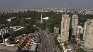 Sao Paulo, Brezilya. 23 Mayıs Bulvarı. Arka planda, Ibirapuera Obelisk 'i ve park.