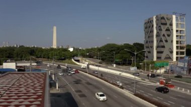 Sao Paulo, Brezilya. 23 Mayıs Bulvarı. Arka planda, Ibirapuera Obelisk 'i ve park.
