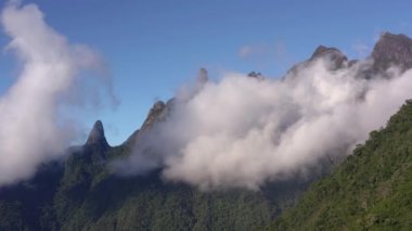 Muhteşem manzara ve bulutlu dağlar. Tanrı 'nın Parmağı Dağı, Terespolis şehri, Rio de Janeiro Eyaleti, Brezilya.