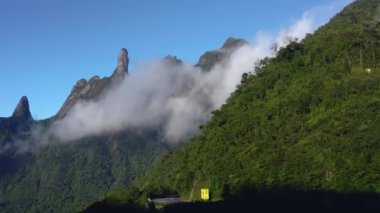 Muhteşem manzara ve bulutlu dağlar. Tanrı 'nın Parmağı Dağı, Terespolis şehri, Rio de Janeiro Eyaleti, Brezilya.