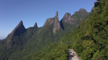 İnanılmaz manzara ve egzotik dağlar. Tanrı 'nın Parmağı Dağı. Terespolis, Rio de Janeiro Eyaleti, Brezilya.