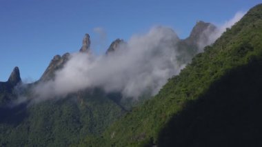 Muhteşem manzara ve bulutlu dağlar. Tanrı 'nın Parmağı Dağı, Terespolis şehri, Rio de Janeiro Eyaleti, Brezilya.