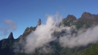 Muhteşem manzara ve bulutlu dağlar. Tanrı 'nın Parmağı Dağı, Terespolis şehri, Rio de Janeiro Eyaleti, Brezilya.