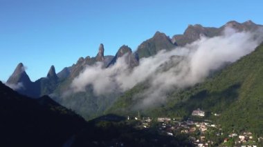 Dağların ve dünyanın şehirlerinin güzel manzarası. Terespolis şehri, Rio de Janeiro eyaleti Brezilya, Güney Amerika.