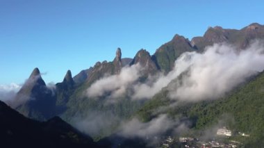 Dağların ve dünyanın şehirlerinin güzel manzarası. Terespolis şehri, Rio de Janeiro eyaleti Brezilya, Güney Amerika.