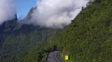 Muhteşem manzara ve bulutlu dağlar. Tanrı 'nın Parmağı Dağı, Terespolis şehri, Rio de Janeiro Eyaleti, Brezilya.