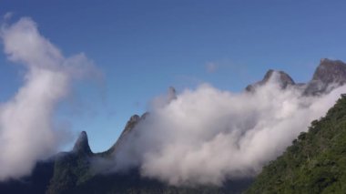 Muhteşem manzara ve bulutlu dağlar. Tanrı 'nın Parmağı Dağı, Terespolis şehri, Rio de Janeiro Eyaleti, Brezilya.