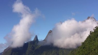 Muhteşem manzara ve bulutlu dağlar. Tanrı 'nın Parmağı Dağı, Terespolis şehri, Rio de Janeiro Eyaleti, Brezilya.
