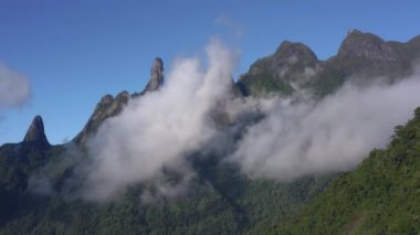 Muhteşem manzara ve bulutlu dağlar. Tanrı 'nın Parmağı Dağı, Terespolis şehri, Rio de Janeiro Eyaleti, Brezilya.