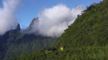 Muhteşem manzara ve bulutlu dağlar. Tanrı 'nın Parmağı Dağı, Terespolis şehri, Rio de Janeiro Eyaleti, Brezilya.