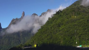 Muhteşem manzara ve bulutlu dağlar. Tanrı 'nın Parmağı Dağı, Terespolis şehri, Rio de Janeiro Eyaleti, Brezilya.