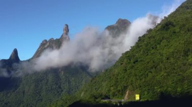 Muhteşem manzara ve bulutlu dağlar. Tanrı 'nın Parmağı Dağı, Terespolis şehri, Rio de Janeiro Eyaleti, Brezilya.