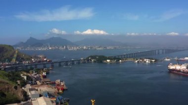 Rio de Janeiro, Brezilya. Rio-Niteroi köprüsünün yanındaki rıhtım ve limanın havadan görüntüsü..