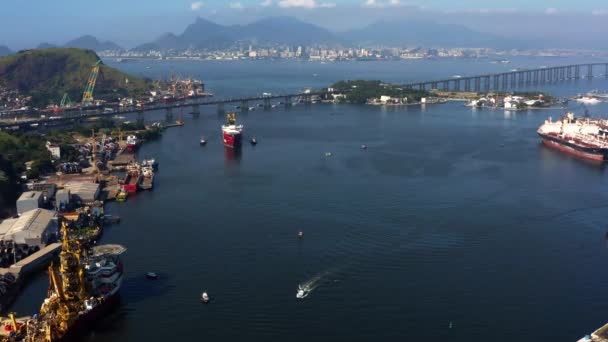 里约热内卢 Niteroi桥旁边的码头和港口的空中景观 — 图库视频影像