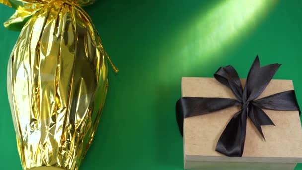 Huevo Pascua Con Regalo Huevos Pascua Multicolores Envueltos Papel Aluminio — Vídeo de stock