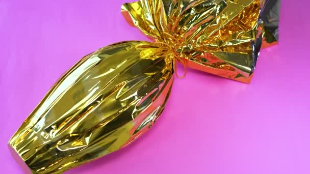 Huevo Pascua Con Regalo Huevos Pascua Multicolores Envueltos Papel Aluminio — Vídeos de Stock