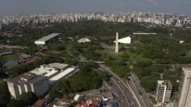 Sao Paulo, Brezilya. 23 Mayıs Bulvarı. Arka planda, Ibirapuera Obelisk 'i ve park.